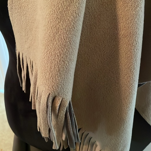 Reversible Fringed Open-Front Poncho. - Picture 4 of 5